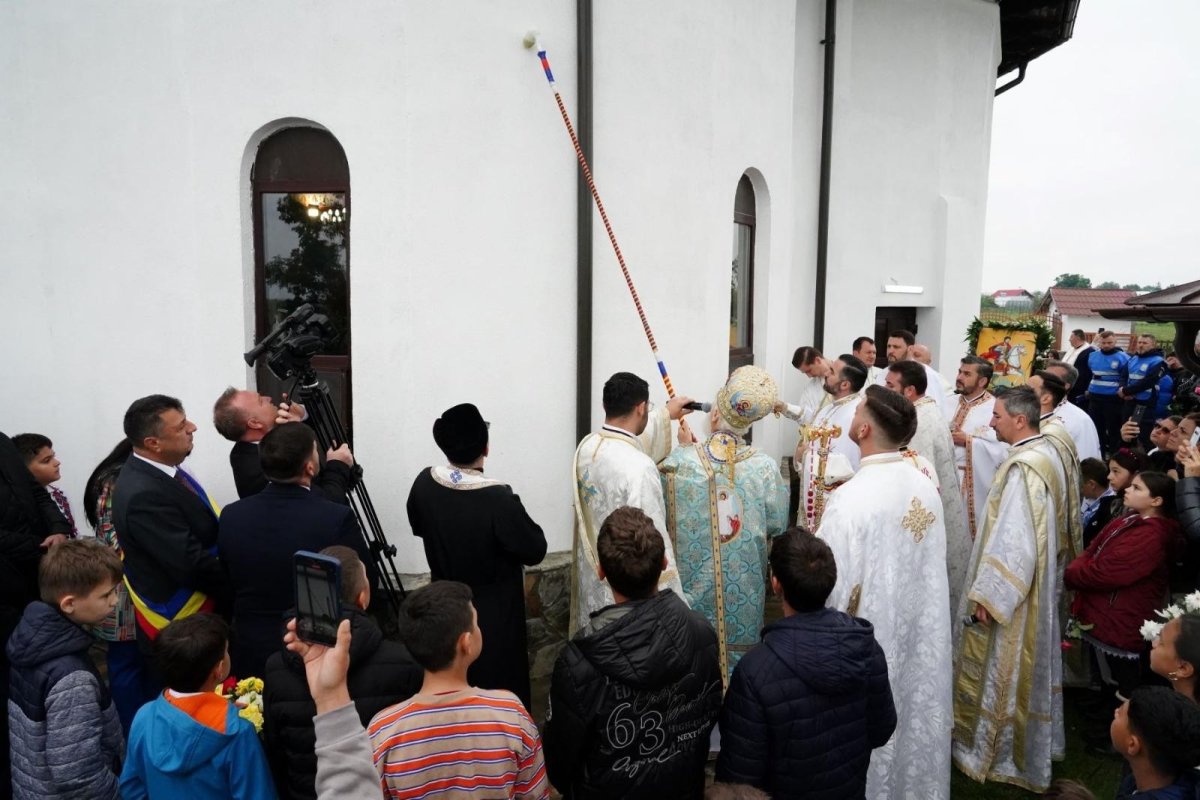 Sfințirea bisericii Parohiei Ionești din județul Dâmbovița 332615