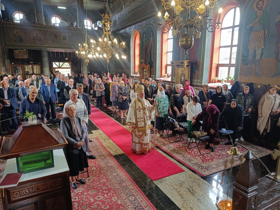 Slujire arhierească la o biserică istorică din Tulcea 332693