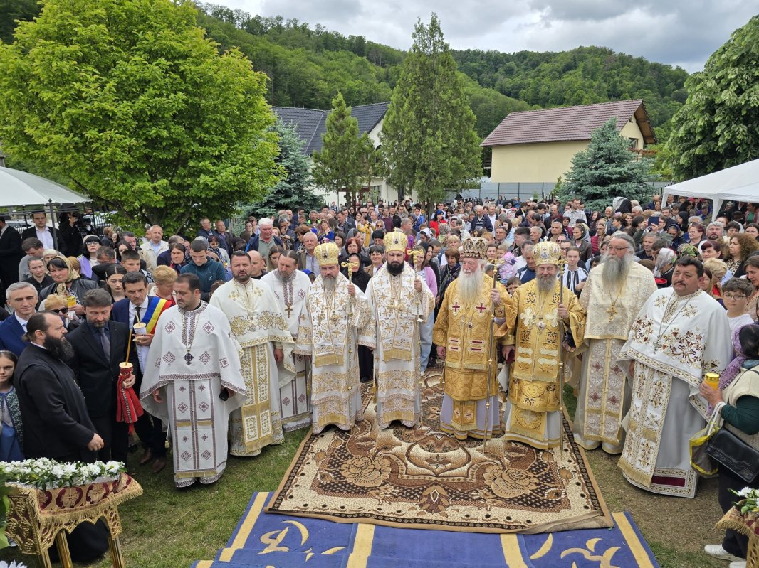 Veșmântul harului pentru biserica unei parohii mehedințene 332711