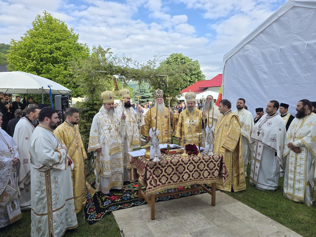 Veșmântul harului pentru biserica unei parohii mehedințene 332712