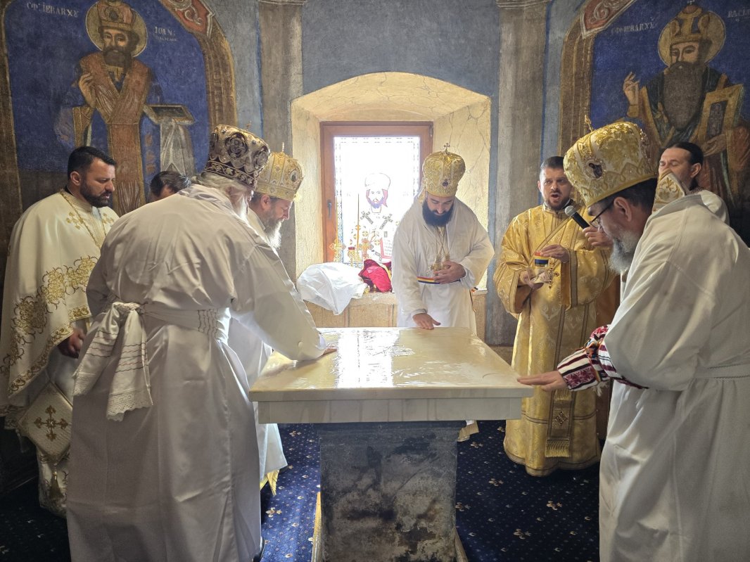 Veșmântul harului pentru biserica unei parohii mehedințene 332713