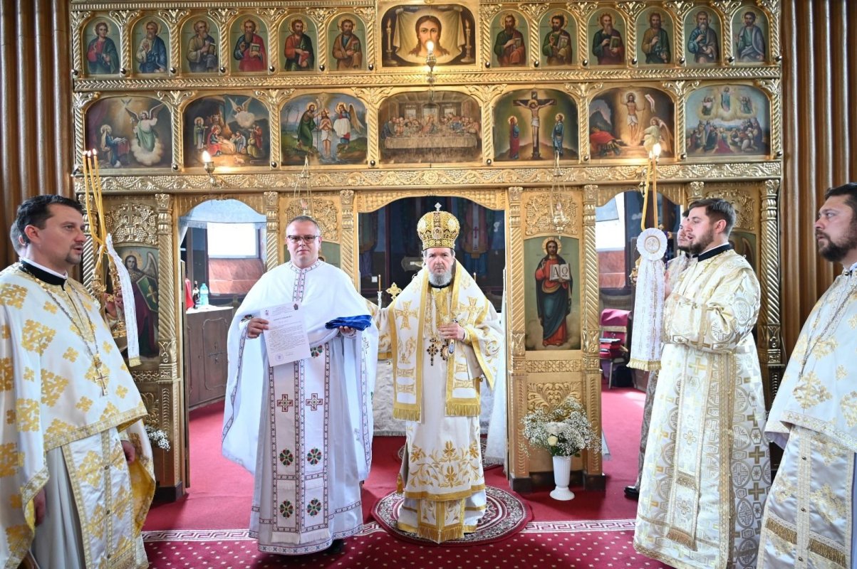 Slujire arhierească la biserica Parohiei Picleu, Protopopiatul Marghita 332793