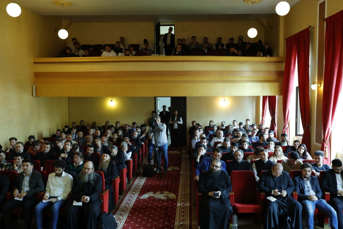 Episcopul Hușilor a prezentat teme din teologia palamită 332959