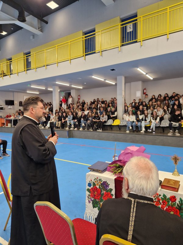 Vizită pastorală la Colegiul Tehnic „Ana Aslan” din Cluj-Napoca 332889
