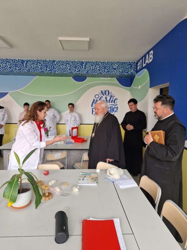 Vizită pastorală la Colegiul Tehnic „Ana Aslan” din Cluj-Napoca 332891