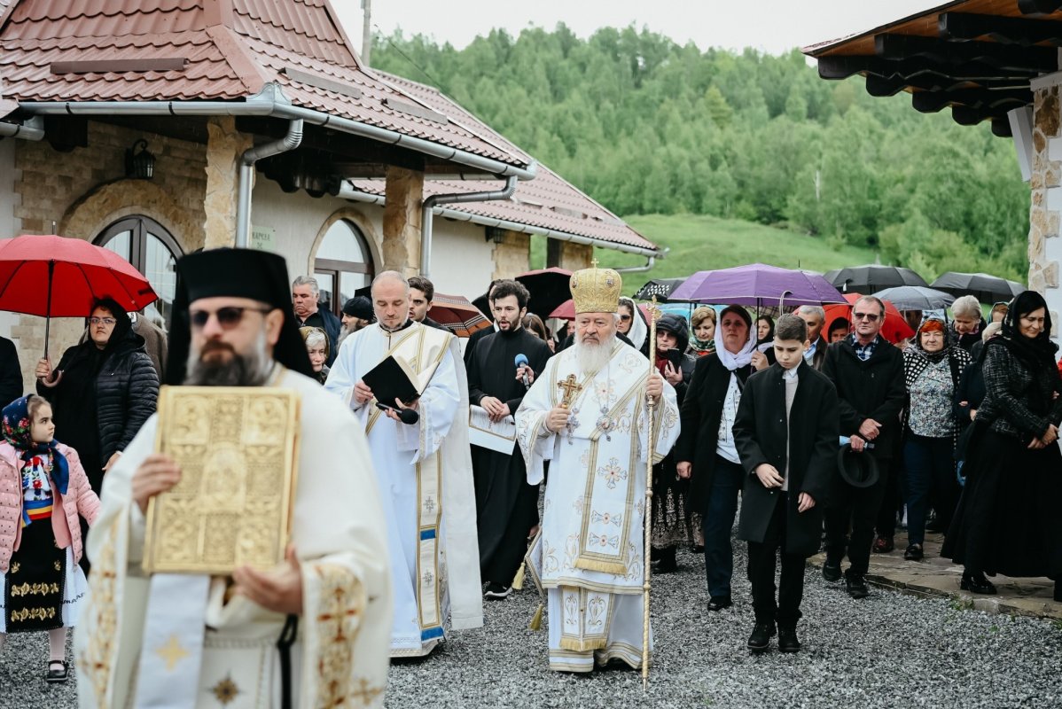 Târnosirea bisericii mănăstirii de la Muntele Rece 333041