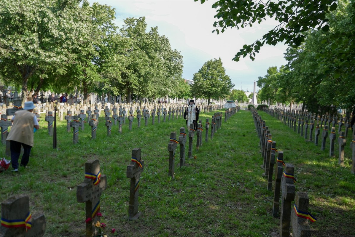 Candele, petale de flori și glasuri de copii la crucile eroilor 333212