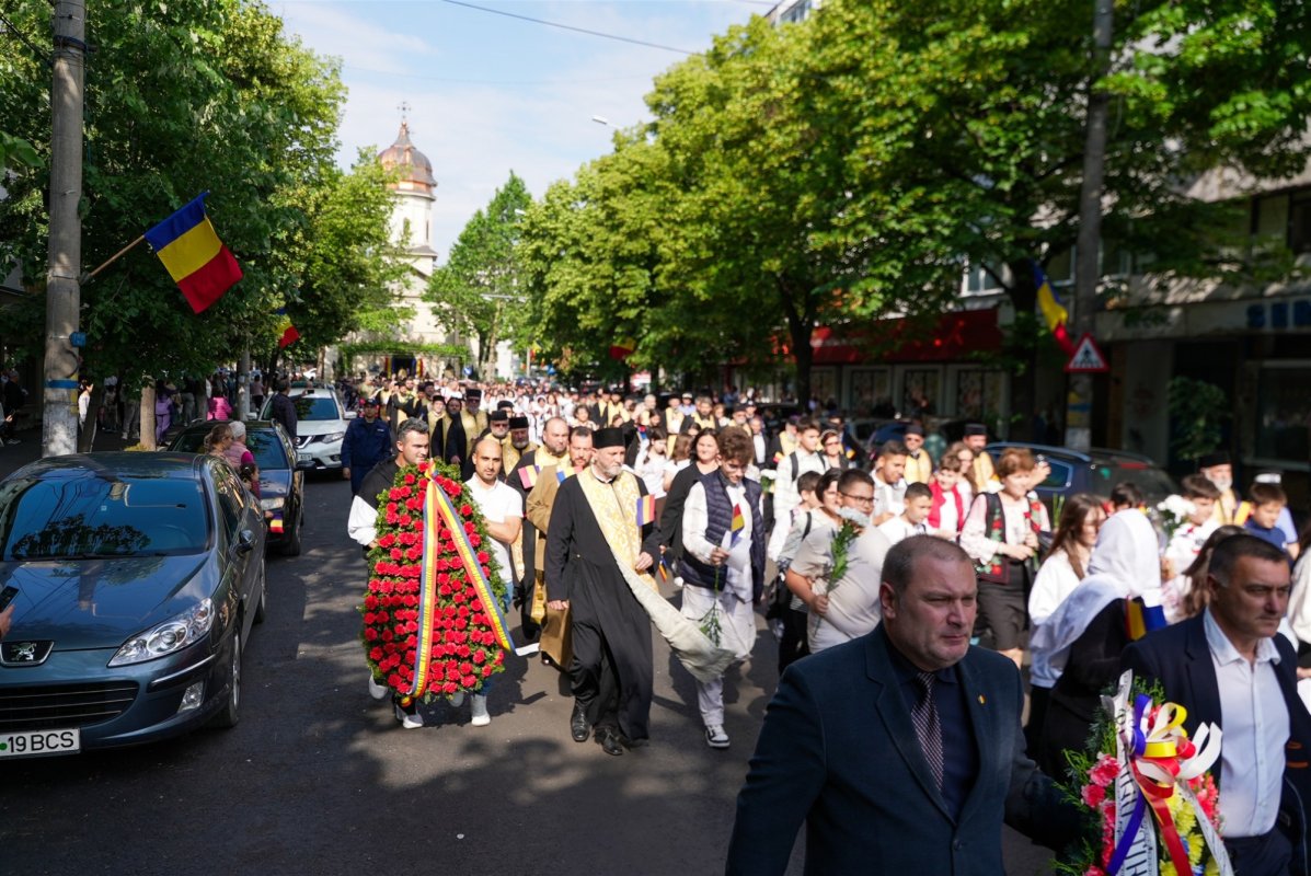 Candele, petale de flori și glasuri de copii la crucile eroilor 333213