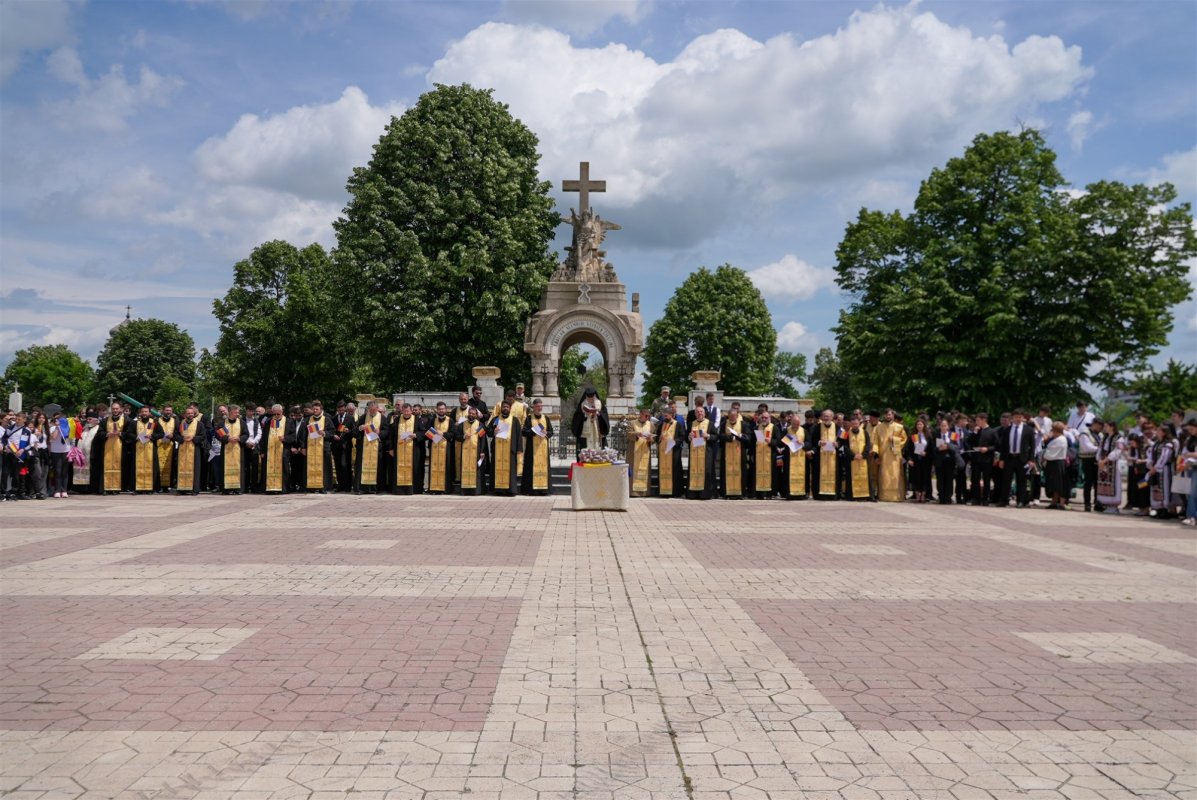 Candele, petale de flori și glasuri de copii la crucile eroilor 333214