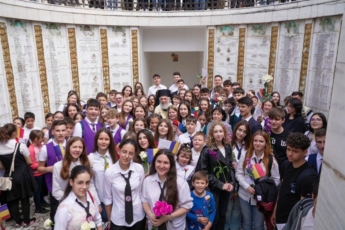 Candele, petale de flori și glasuri de copii la crucile eroilor 333215