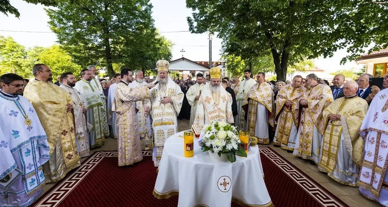 Doi ierarhi au sfințit biserica din Moara Grecilor, Vaslui 333281