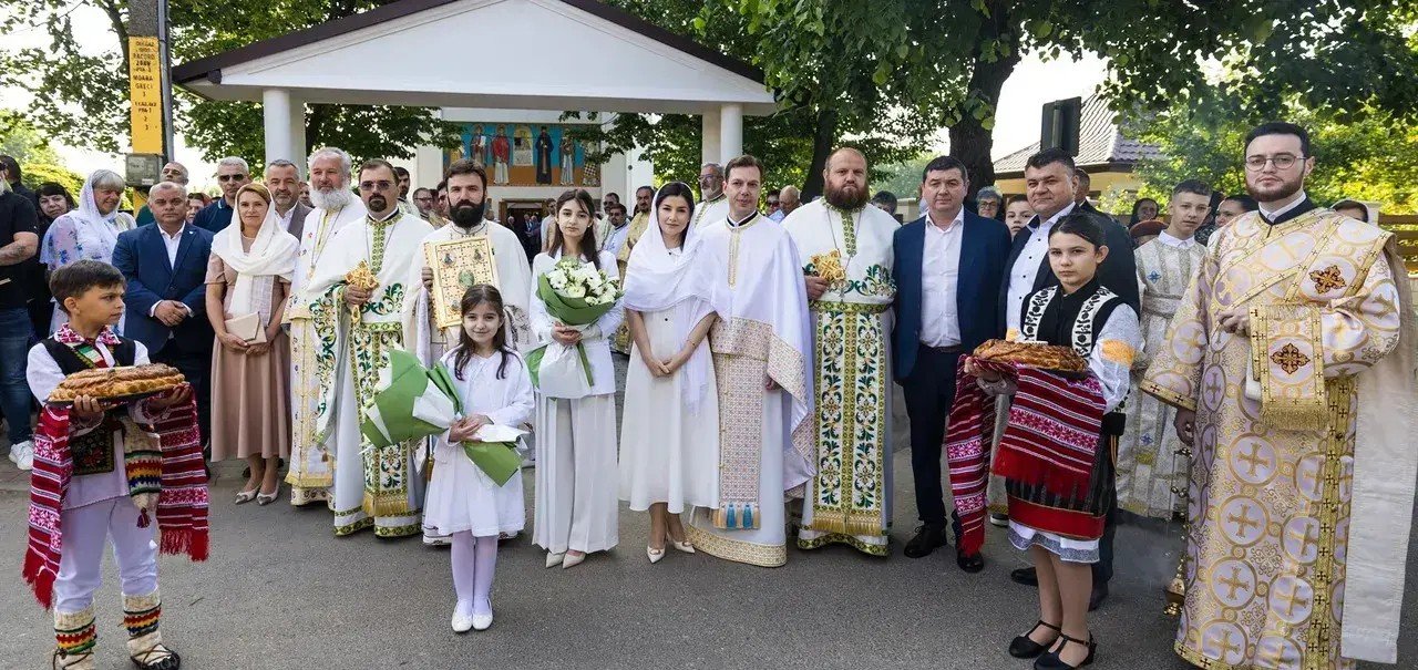 Doi ierarhi au sfințit biserica din Moara Grecilor, Vaslui 333282