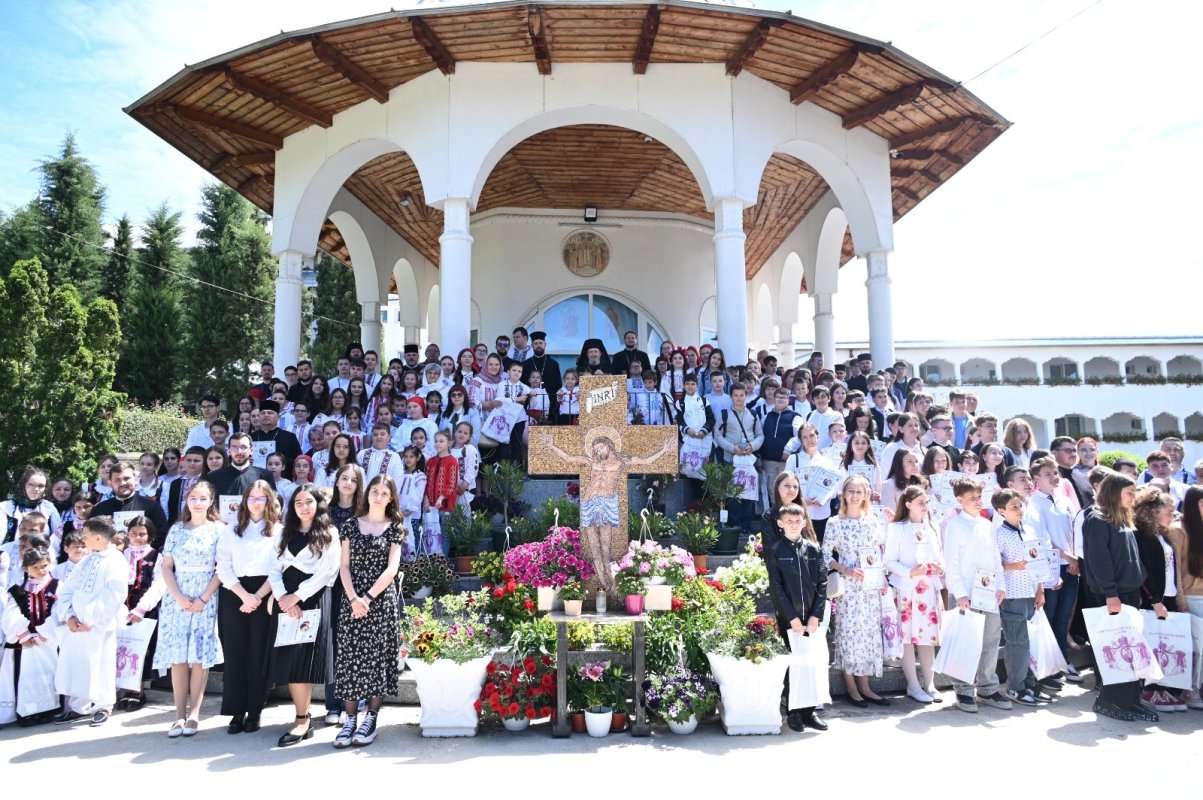 Întâlnirea Tinerilor Ortodocși Bihoreni la Mănăstirea „Sfânta Cruce” din Oradea  333272