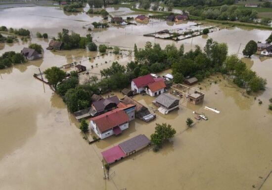 Sprijin pentru credincioșii afectați de inundații din Eparhia Covasnei și Harghitei 333280
