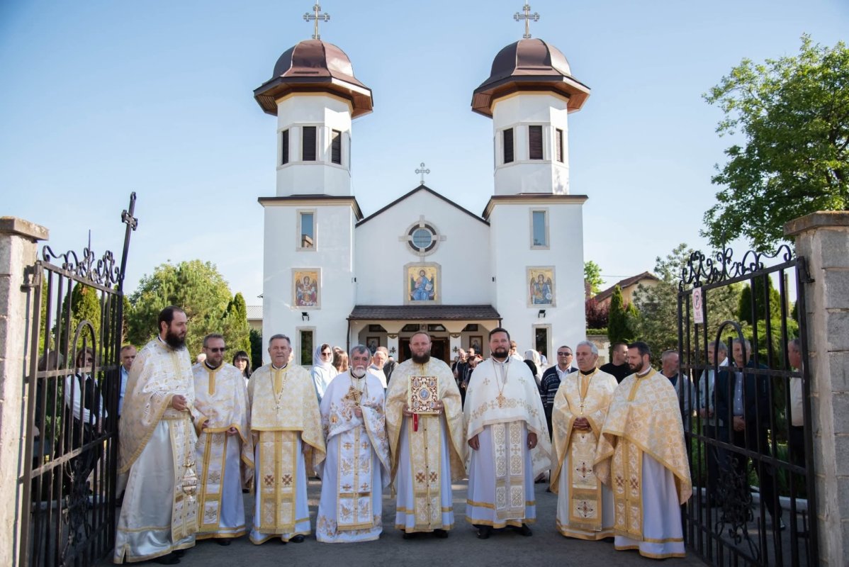 Credincioșii lugojeni s-au reunit la sfințirea unei biserici 333370