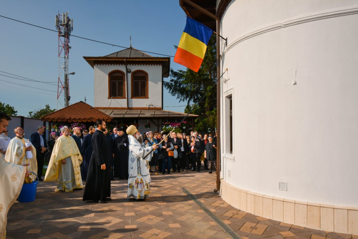 Resfințirea unui lăcaș înfrumusețat din Slatina 333406