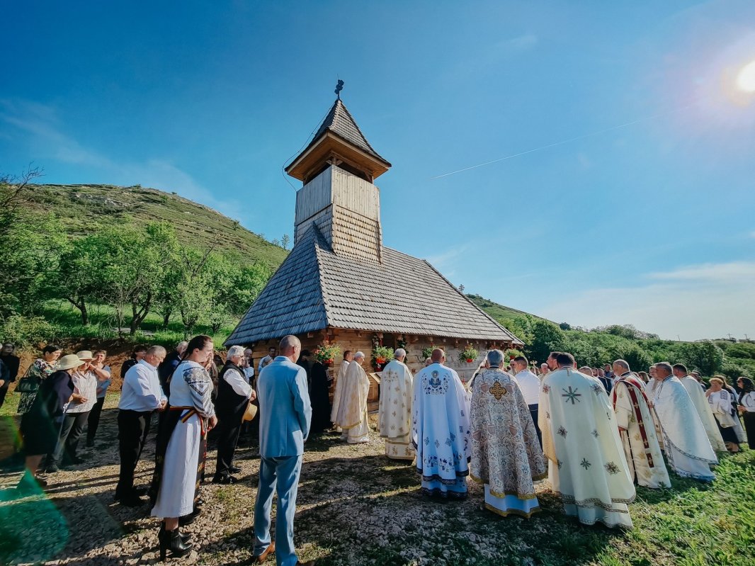 Sfințirea bisericii de lemn din Macău, județul Cluj 333357