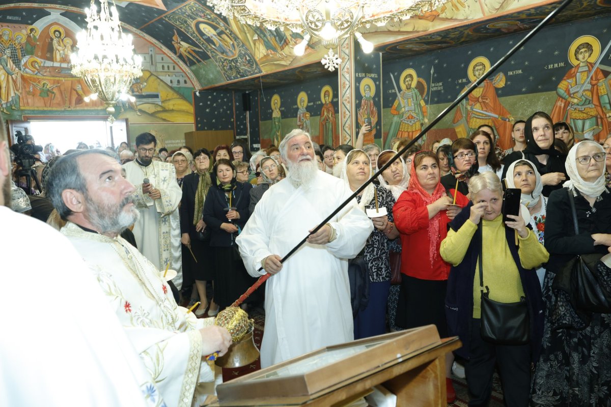 Sfinţirea Bisericii „Sfântul Apostol Andrei” din Craiova 333463