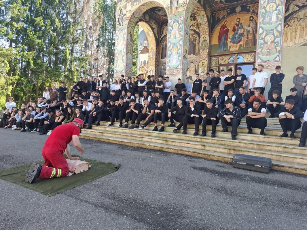 Instructaj pentru seminariștii nemțeni 333626