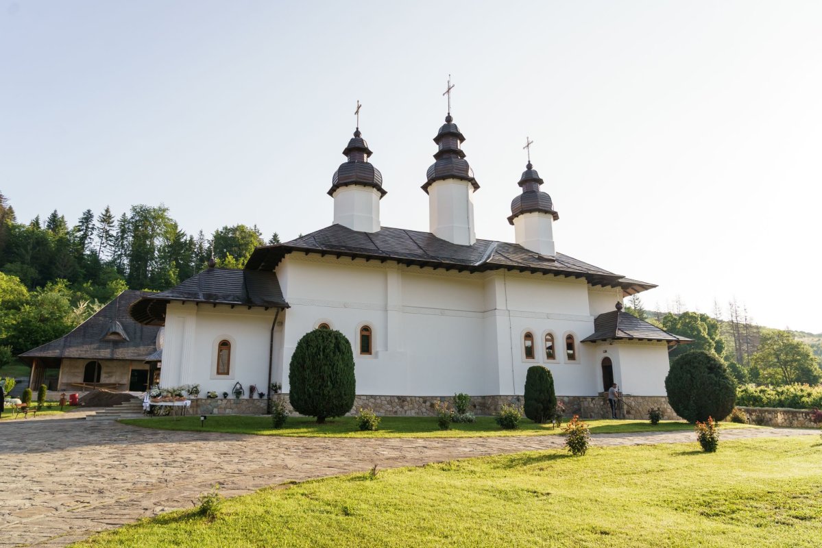 Zeci de credincioși și clerici la slujba de înmormântare a părintelui Laurențiu Niță 333729