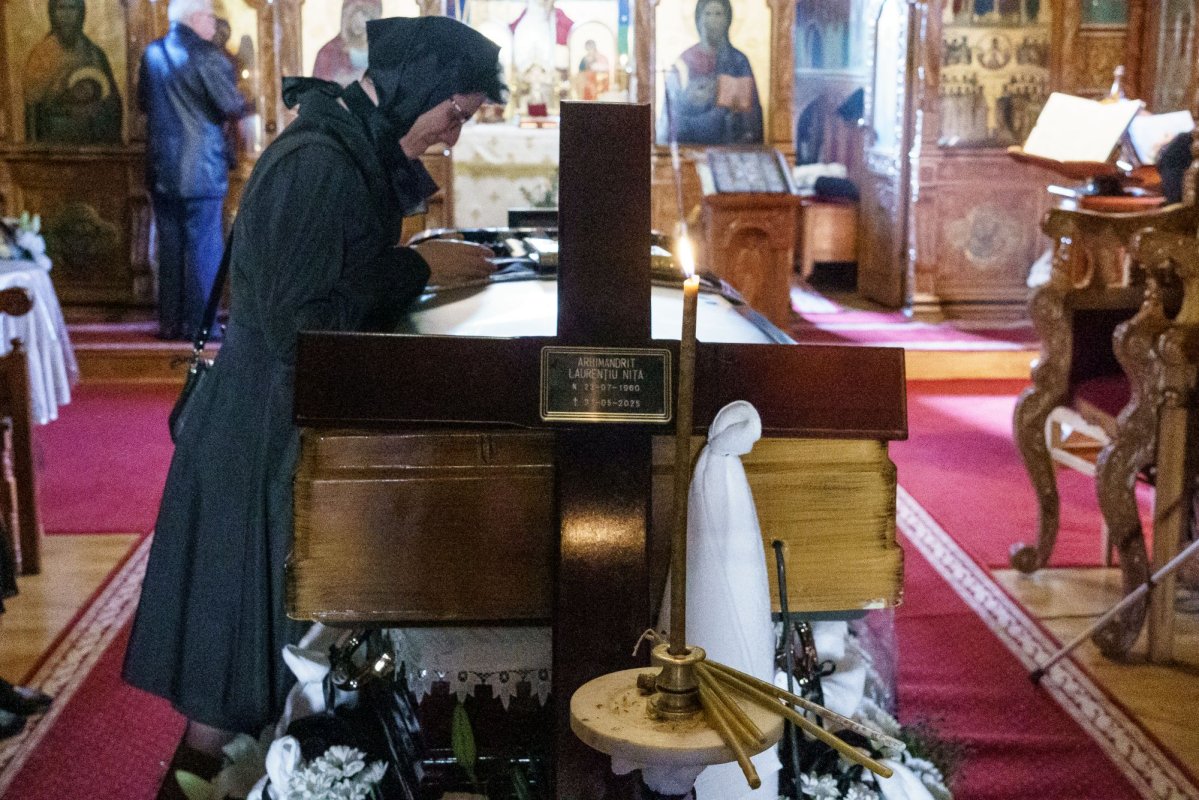 Zeci de credincioși și clerici la slujba de înmormântare a părintelui Laurențiu Niță 333730