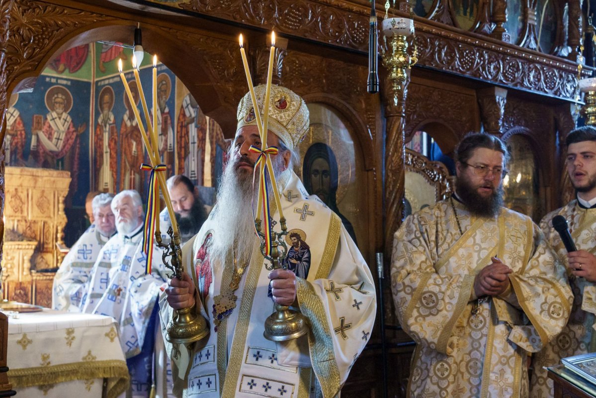 Zeci de credincioși și clerici la slujba de înmormântare a părintelui Laurențiu Niță 333731