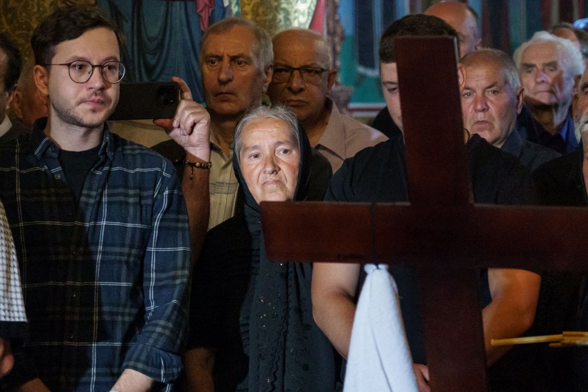 Zeci de credincioși și clerici la slujba de înmormântare a părintelui Laurențiu Niță 333732