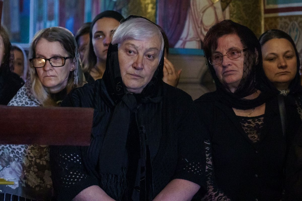 Zeci de credincioși și clerici la slujba de înmormântare a părintelui Laurențiu Niță 333733