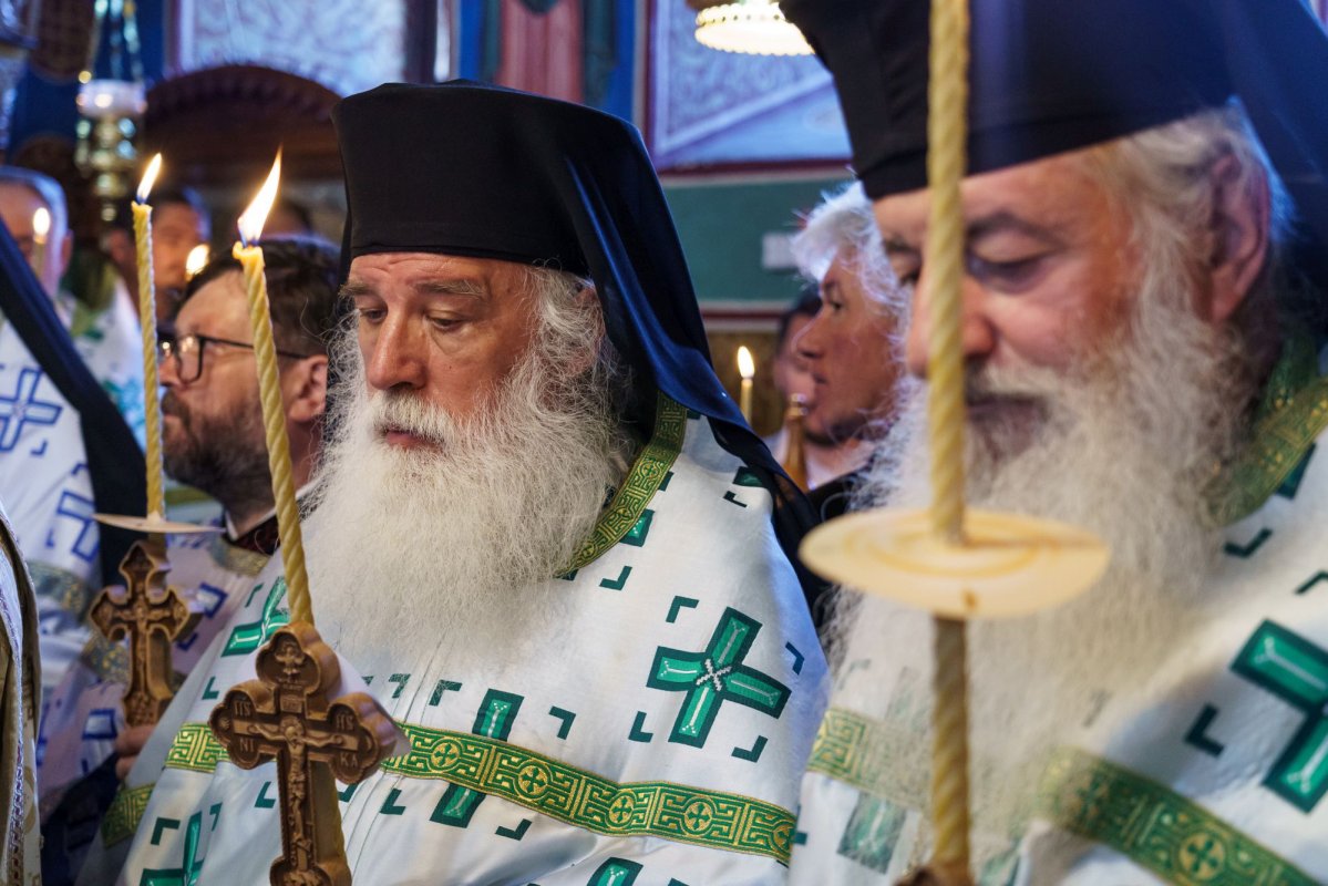 Zeci de credincioși și clerici la slujba de înmormântare a părintelui Laurențiu Niță 333734