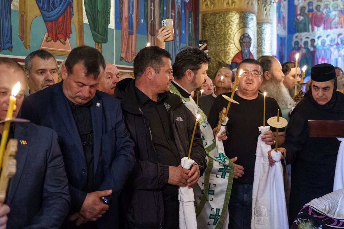 Zeci de credincioși și clerici la slujba de înmormântare a părintelui Laurențiu Niță 333735