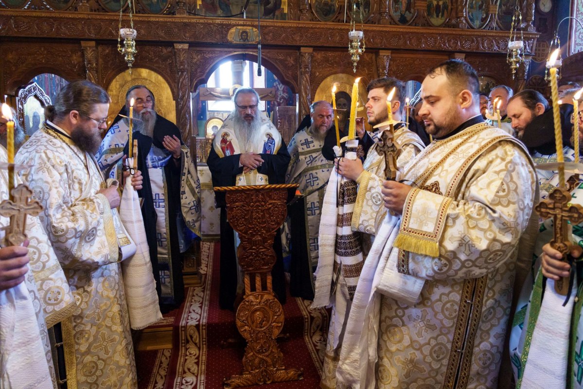 Zeci de credincioși și clerici la slujba de înmormântare a părintelui Laurențiu Niță 333736