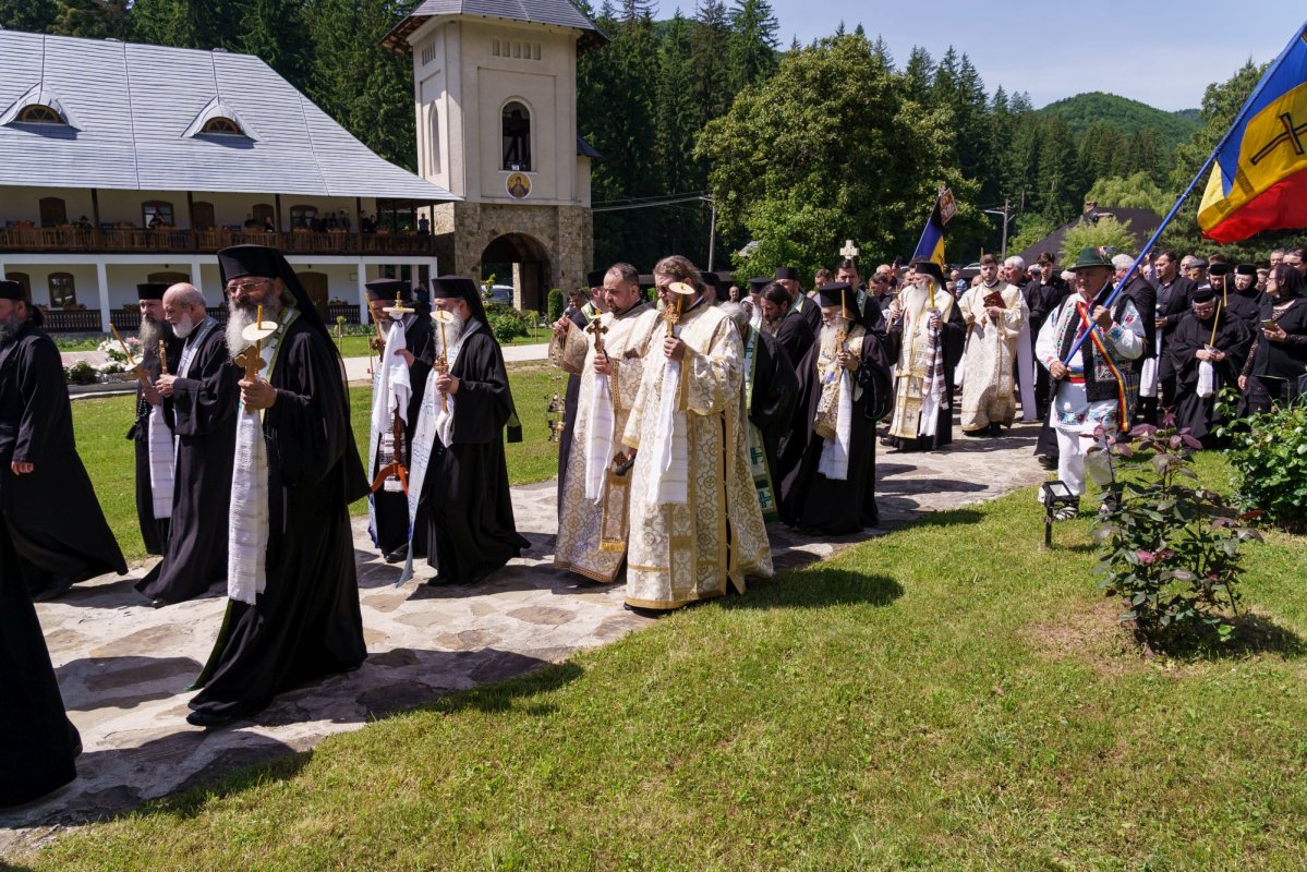 Zeci de credincioși și clerici la slujba de înmormântare a părintelui Laurențiu Niță 333737