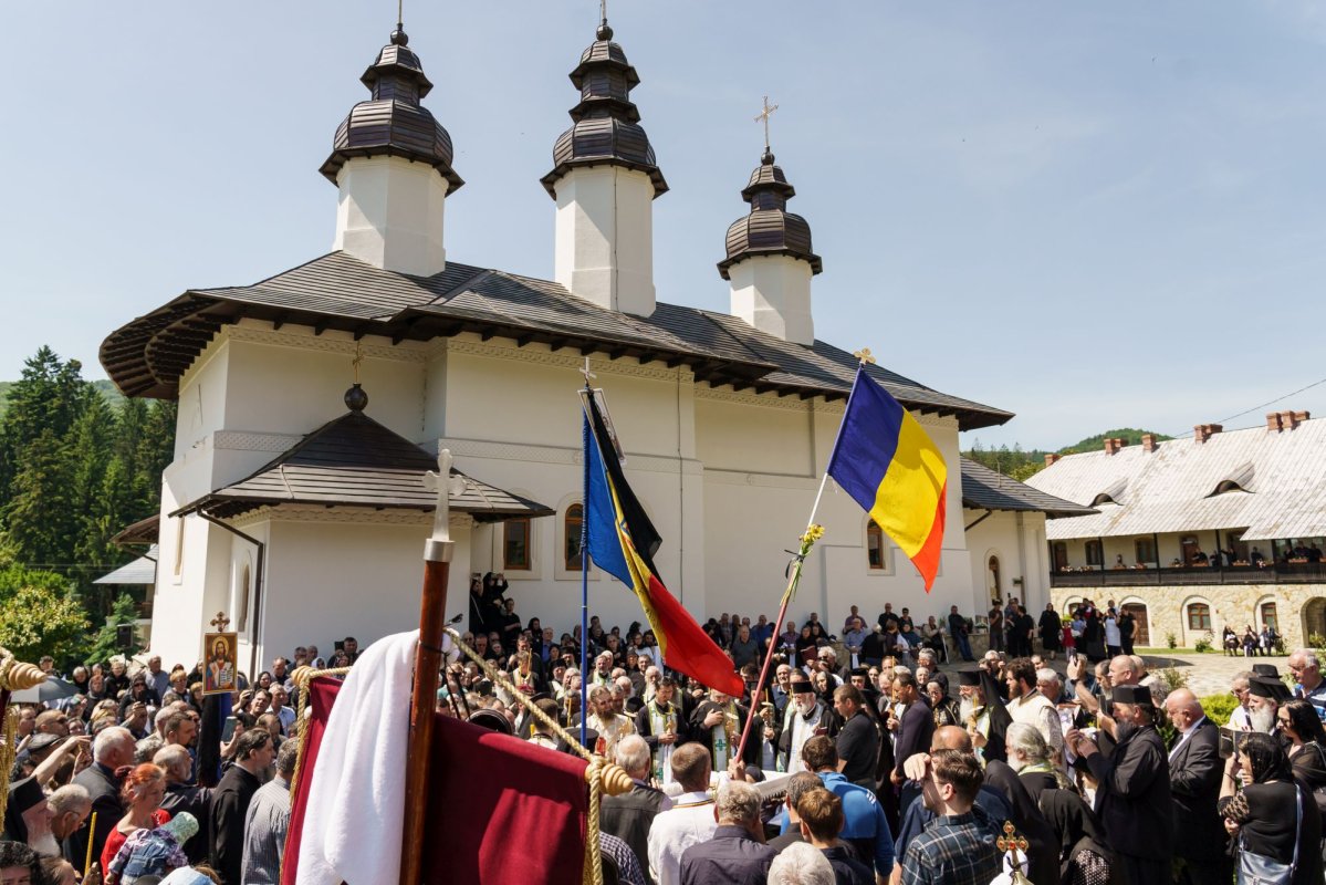 Zeci de credincioși și clerici la slujba de înmormântare a părintelui Laurențiu Niță 333738