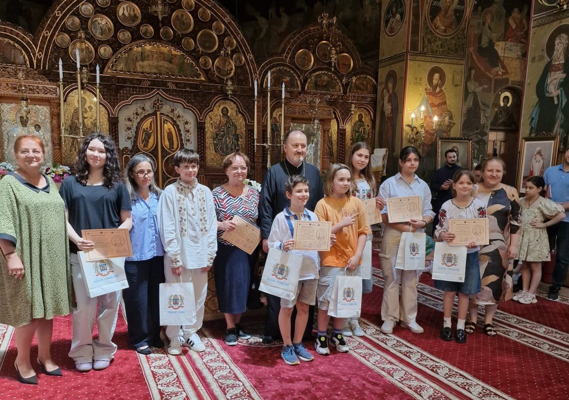 Elevi premiaţi în Biserica Parcul Călăraşi 333832