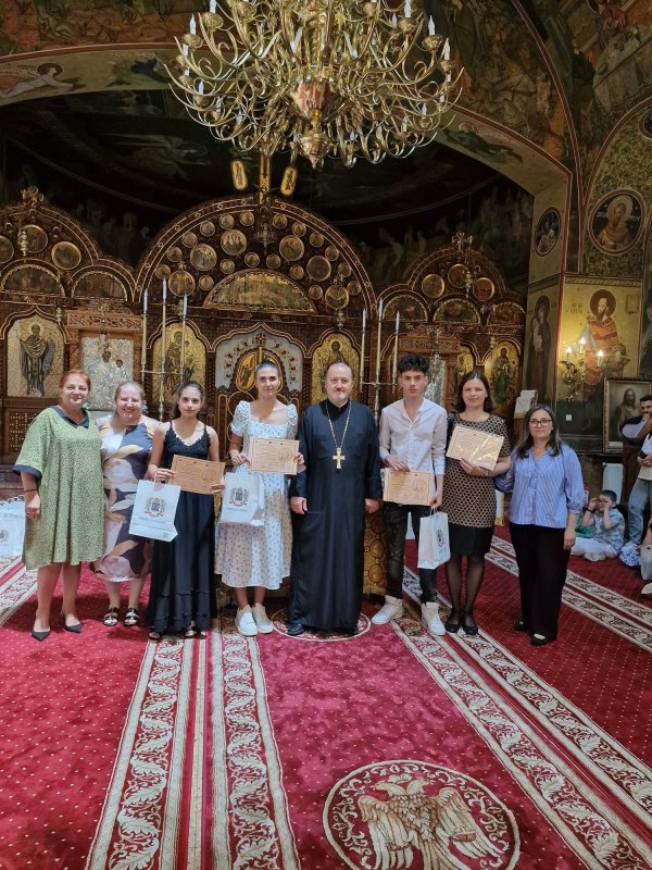 Elevi premiaţi în Biserica Parcul Călăraşi 333834
