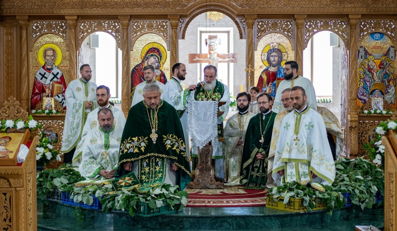 Binecuvântare arhierească la hramul catedralei din Onești 333962