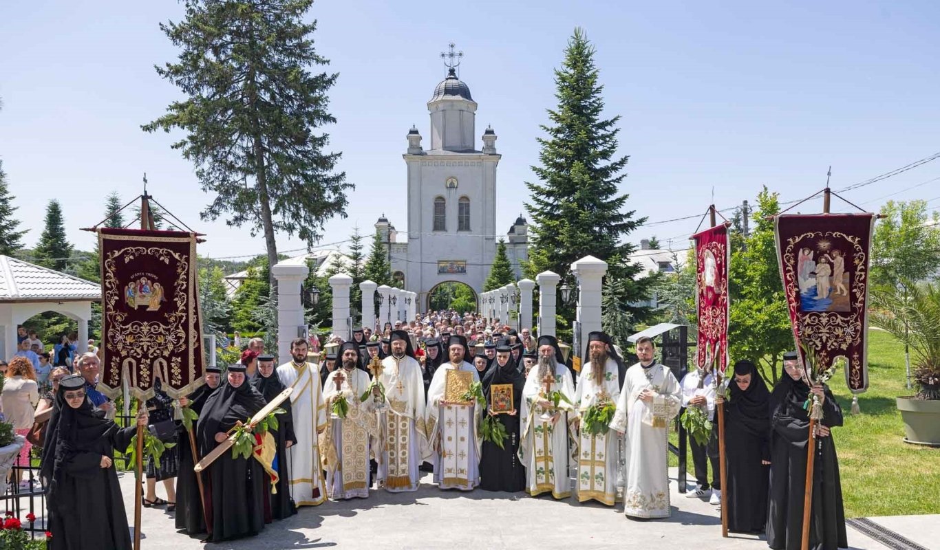 Mănăstirea ilfoveană Pasărea, în zi de sărbătoare 334077