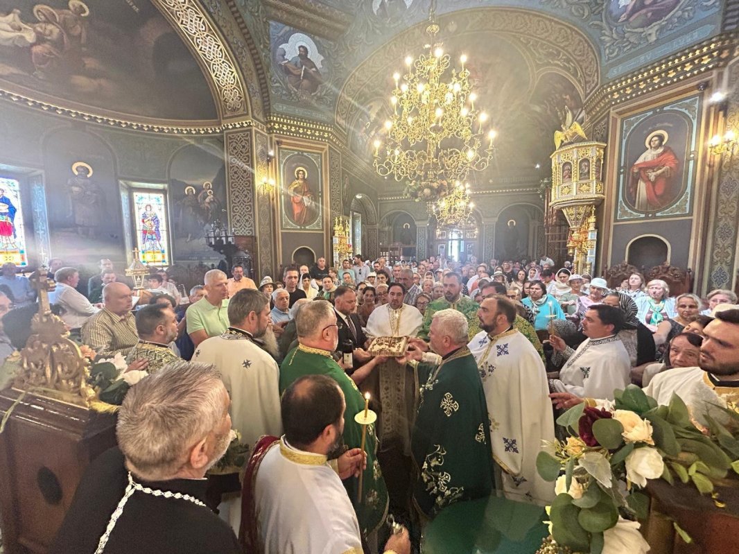 Bucurie duhovnicească la hramul unei biserici din Capitală 334147