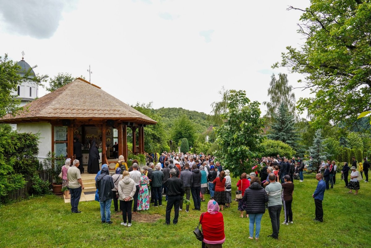 Prăznuire luminoasă și înnoire la hramul Mănăstirii Văleni 334161
