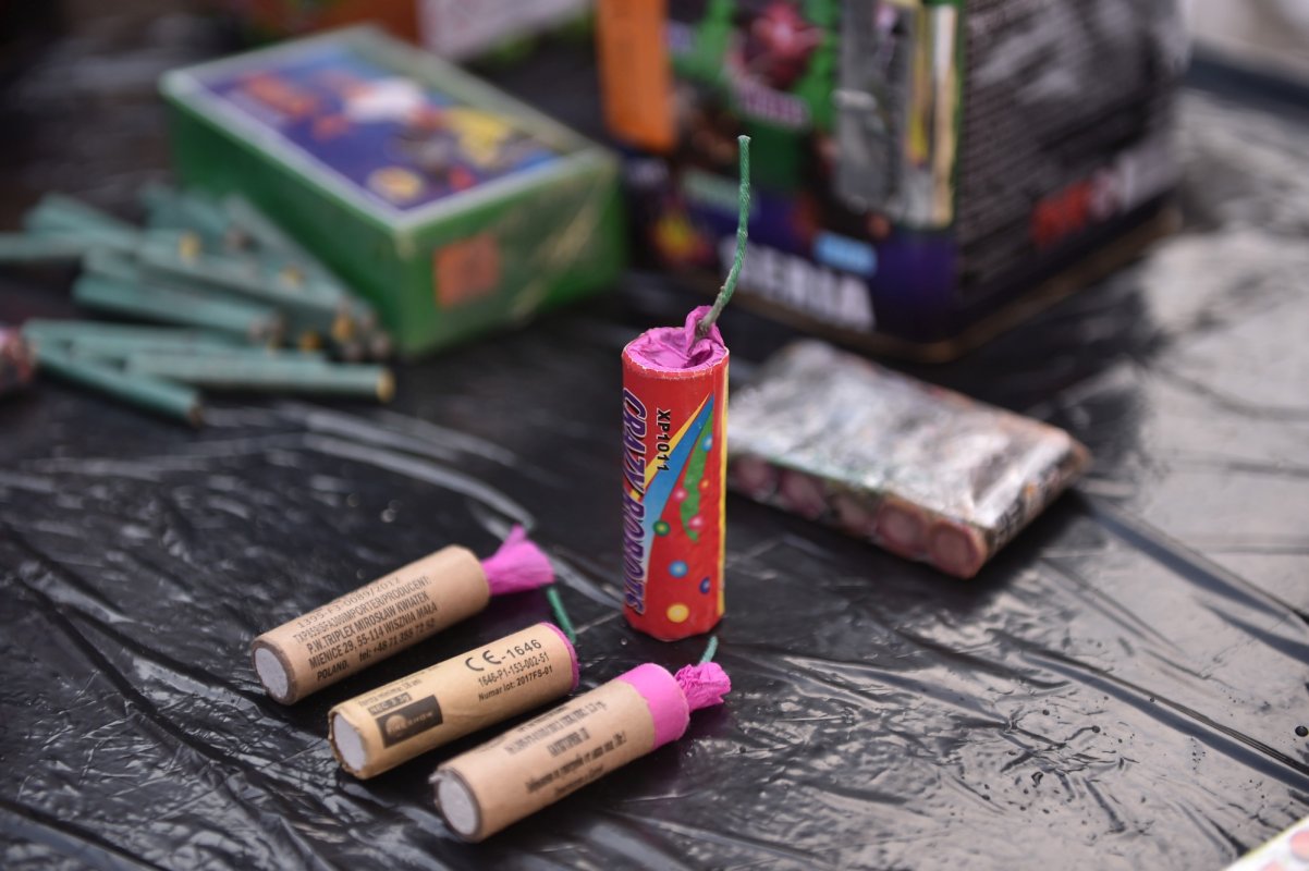 Vinderea petardelor către minori este infracțiune 334102