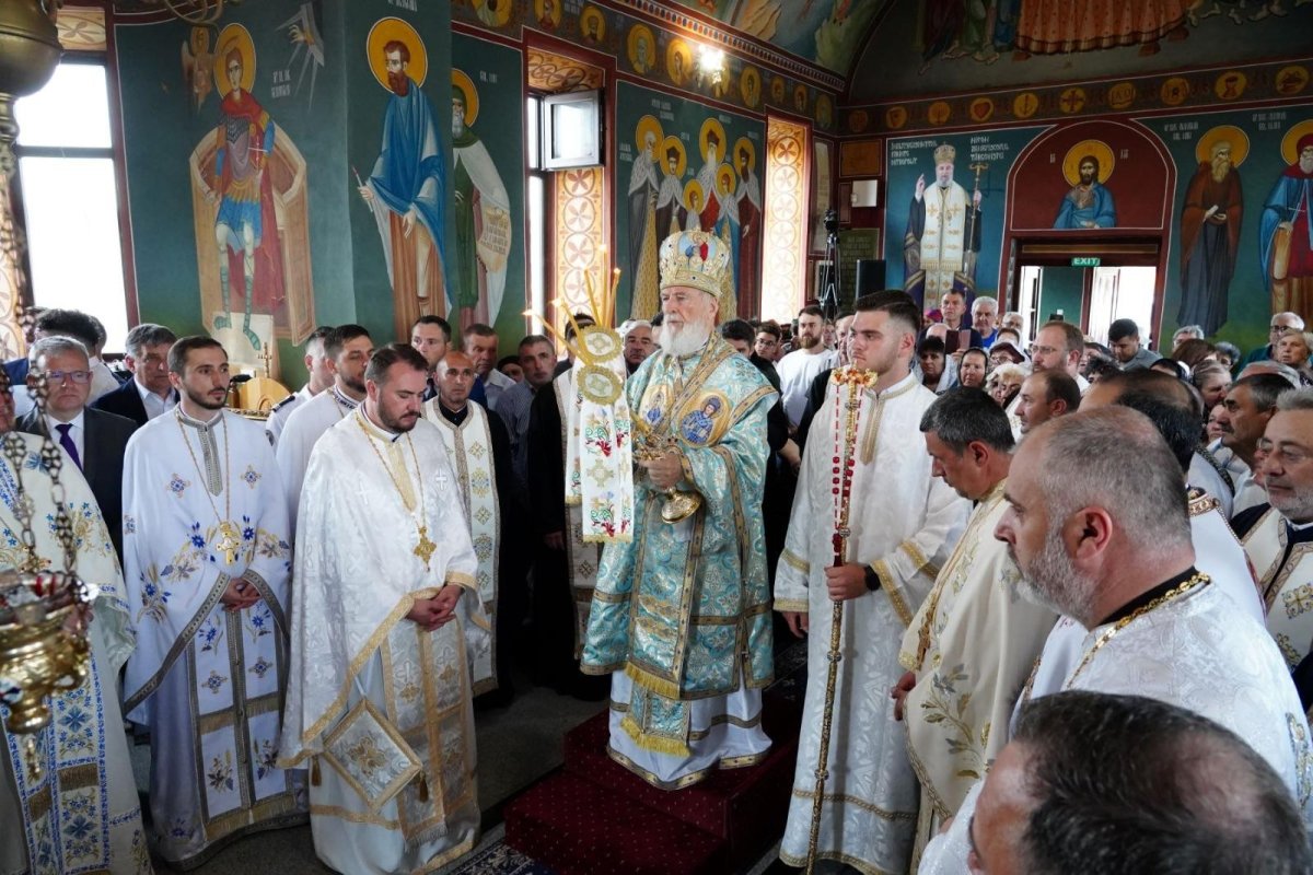 A fost sfințită biserica Parohiei Ibrianu din judeţul Dâmboviţa 334263