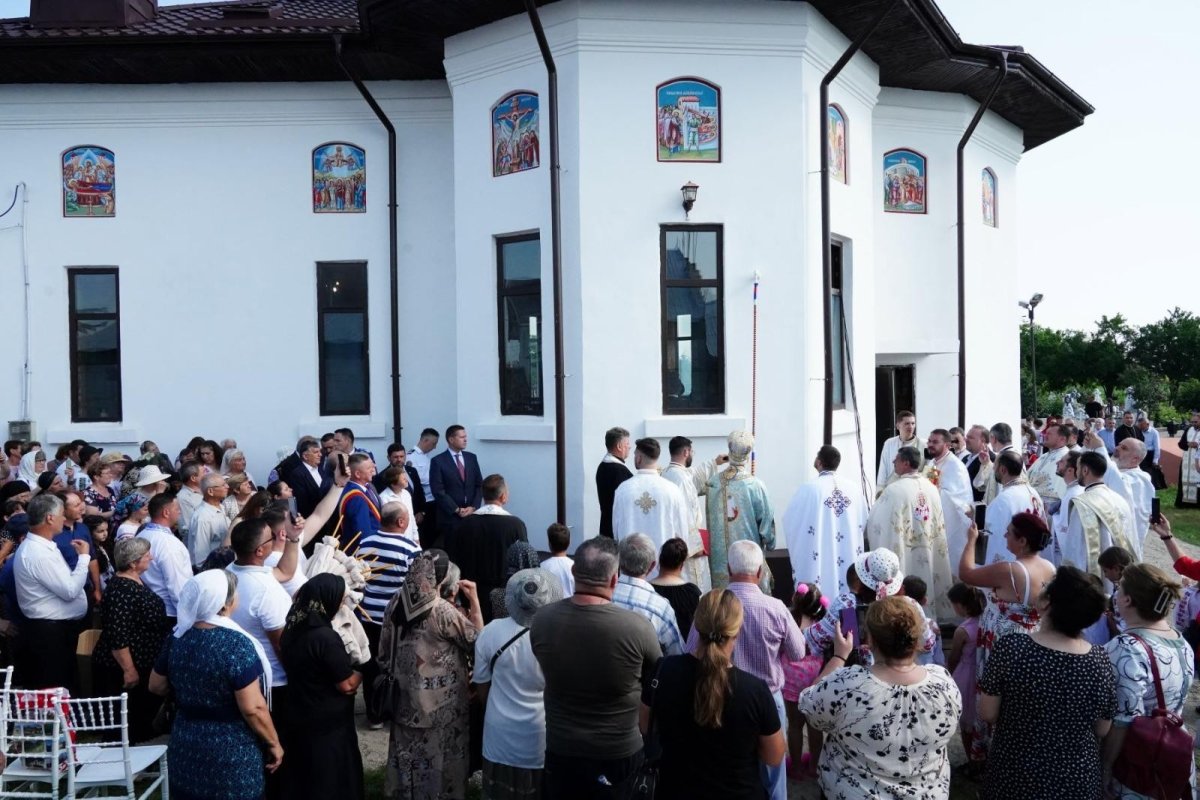 A fost sfințită biserica Parohiei Ibrianu din judeţul Dâmboviţa 334264
