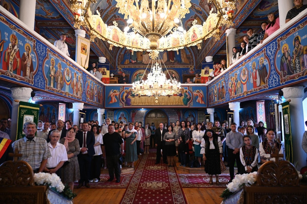 Slujiri arhiereşti în Episcopia Oradiei la praznicul Pogorârii Duhului Sfânt 334228