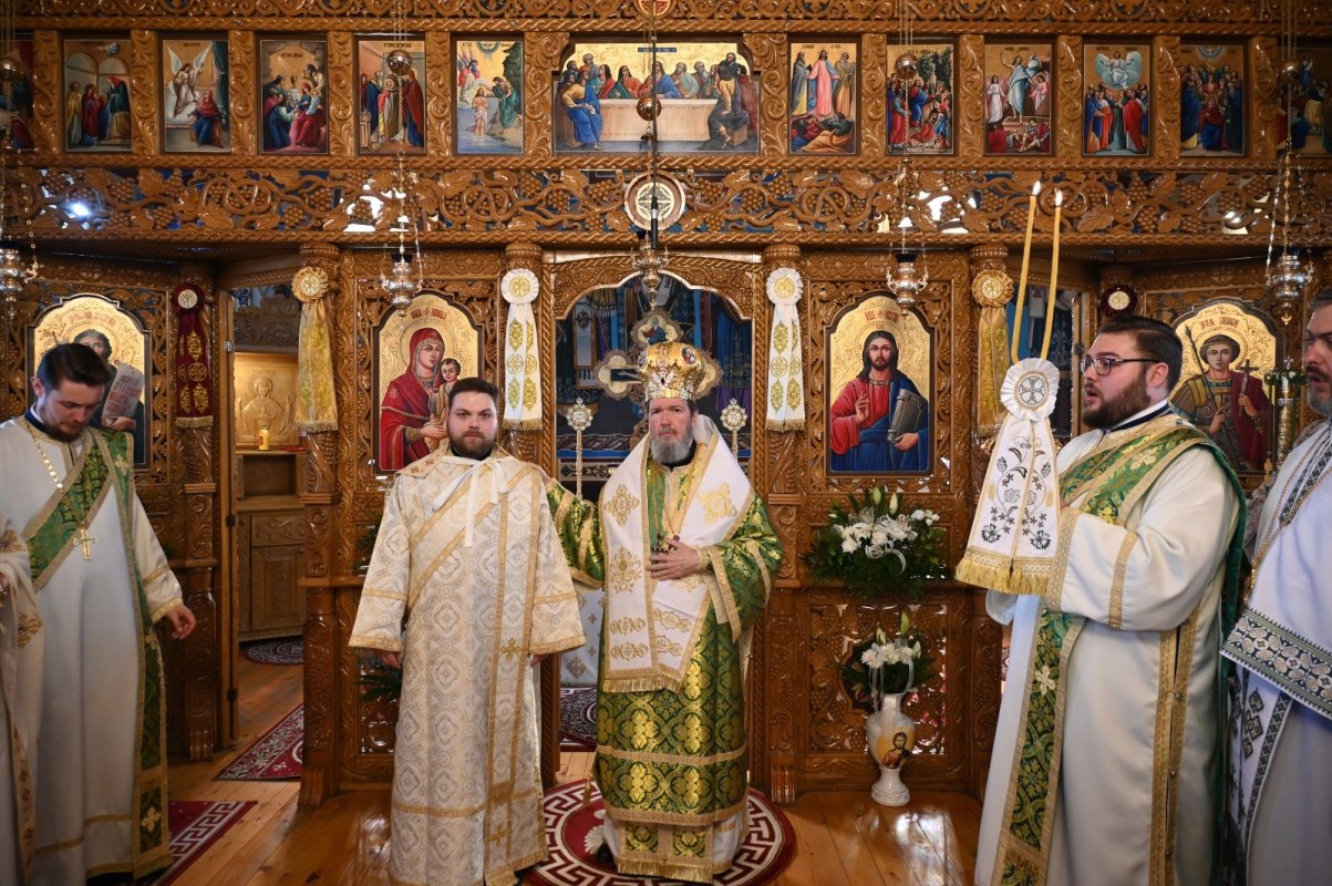 Slujiri arhiereşti în Episcopia Oradiei la praznicul Pogorârii Duhului Sfânt 334229