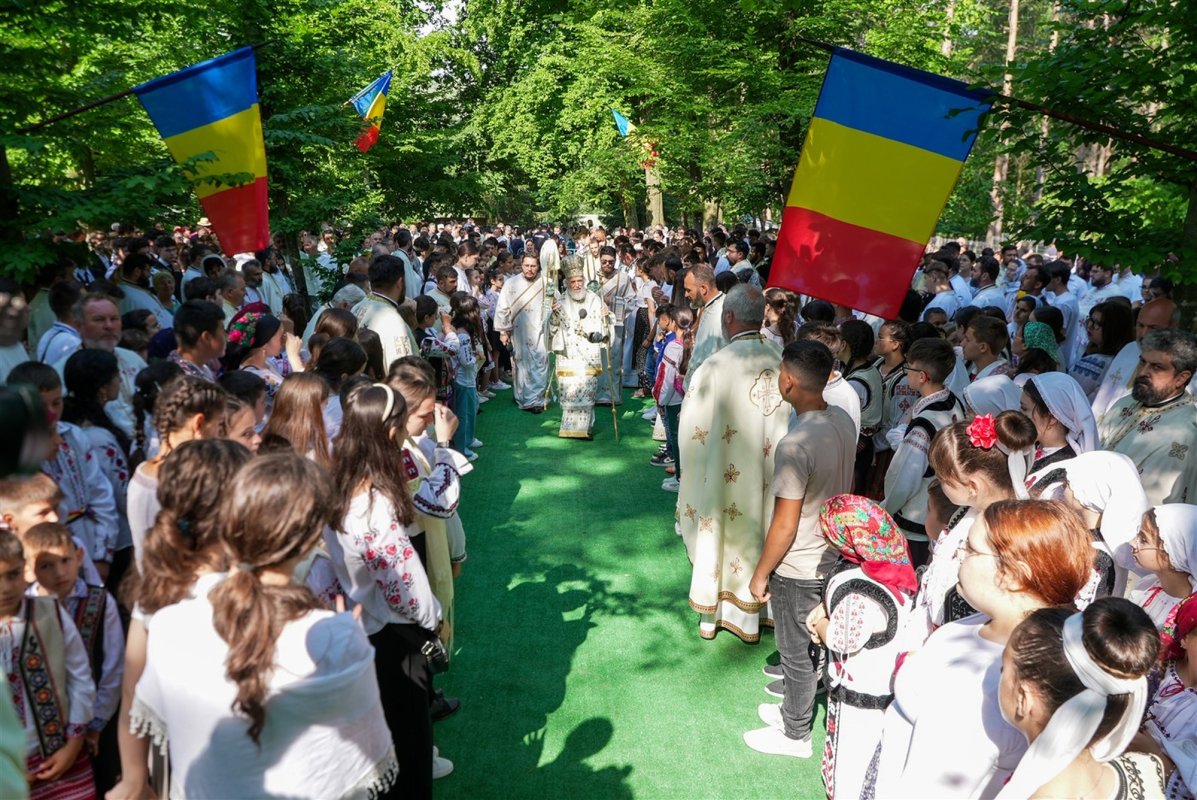 Tinerii pelerini, icoane vii ale Sfintei Liturghii 334174