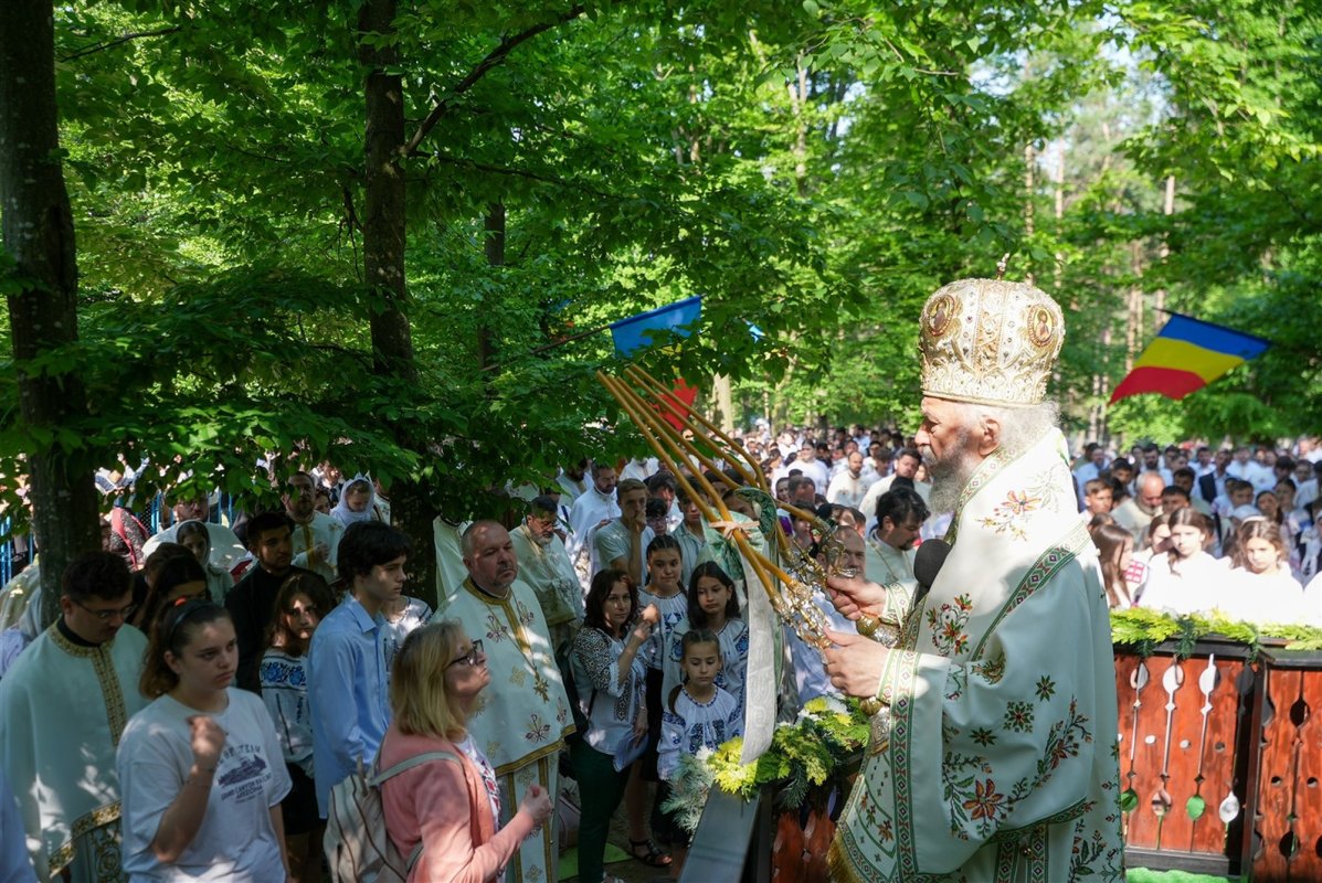 Tinerii pelerini, icoane vii ale Sfintei Liturghii 334179