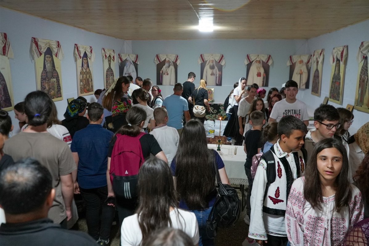 Tinerii pelerini, icoane vii ale Sfintei Liturghii 334182