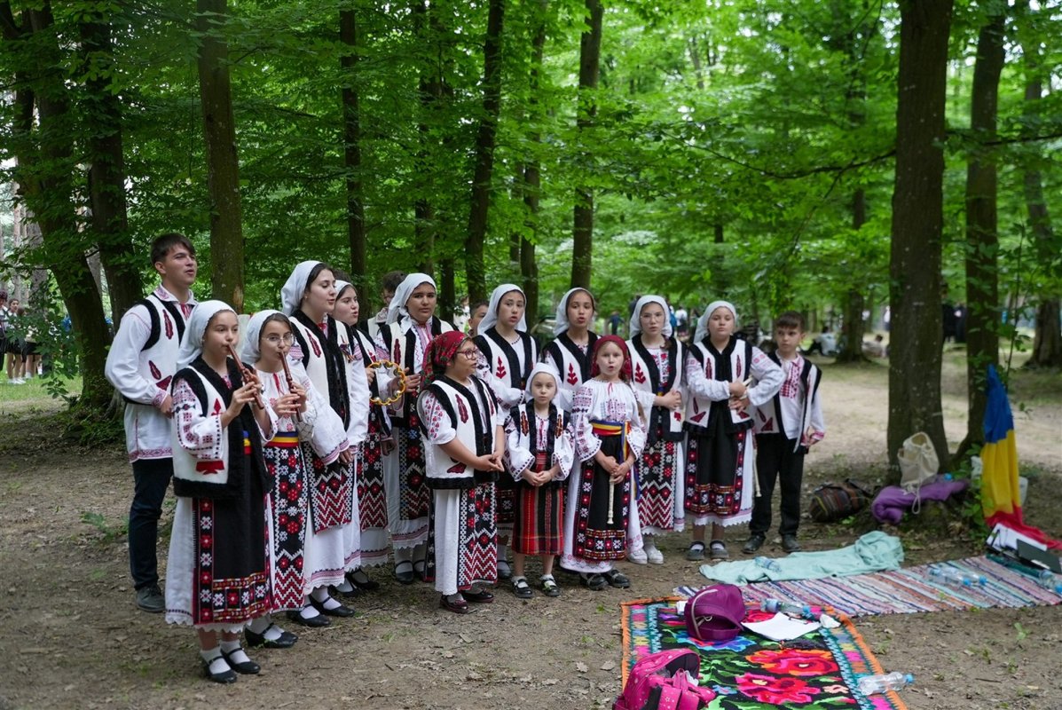 Tinerii pelerini, icoane vii ale Sfintei Liturghii 334183