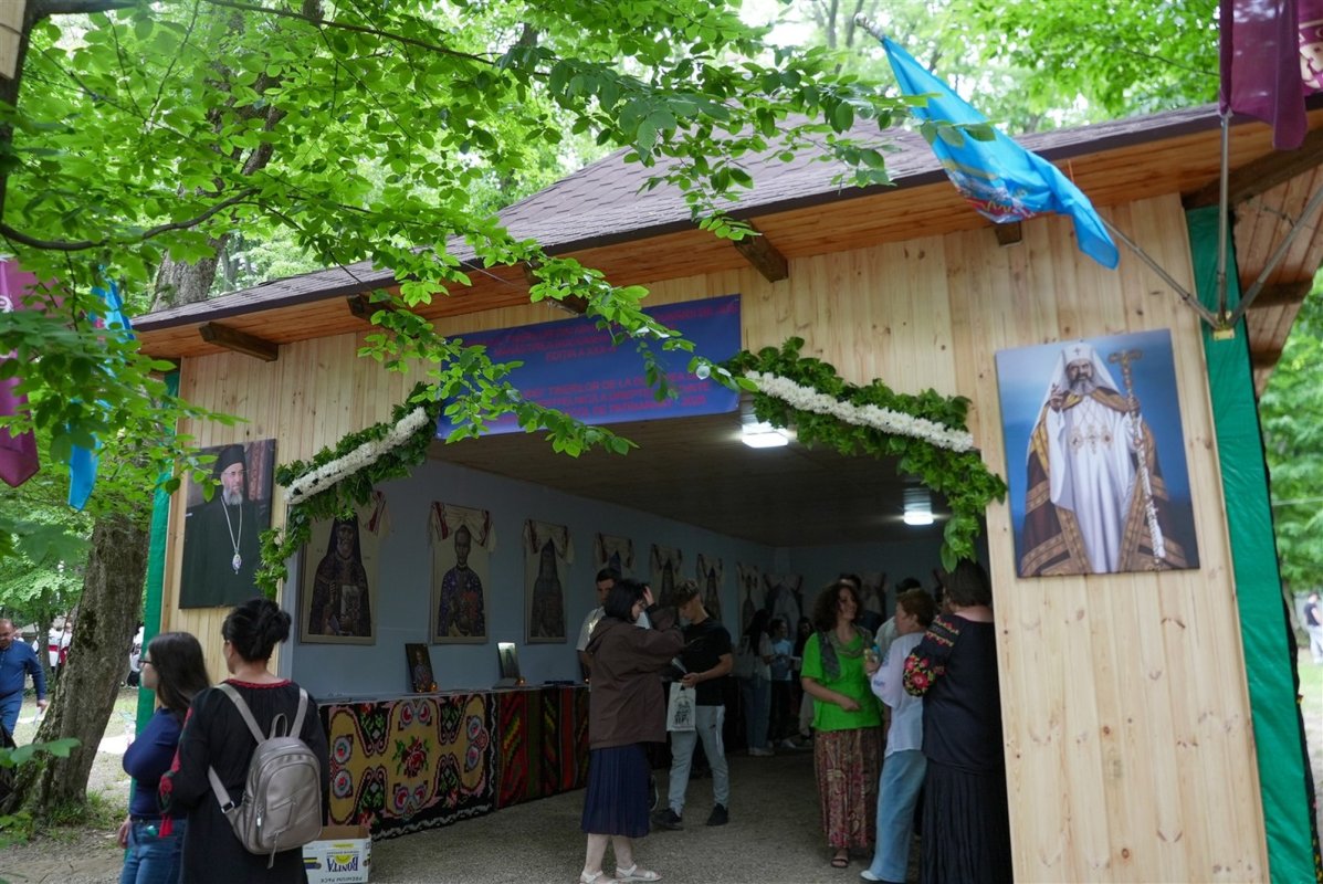 Tinerii pelerini, icoane vii ale Sfintei Liturghii 334184