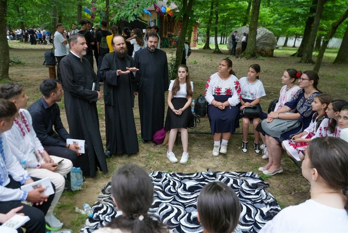 Tinerii pelerini, icoane vii ale Sfintei Liturghii 334185